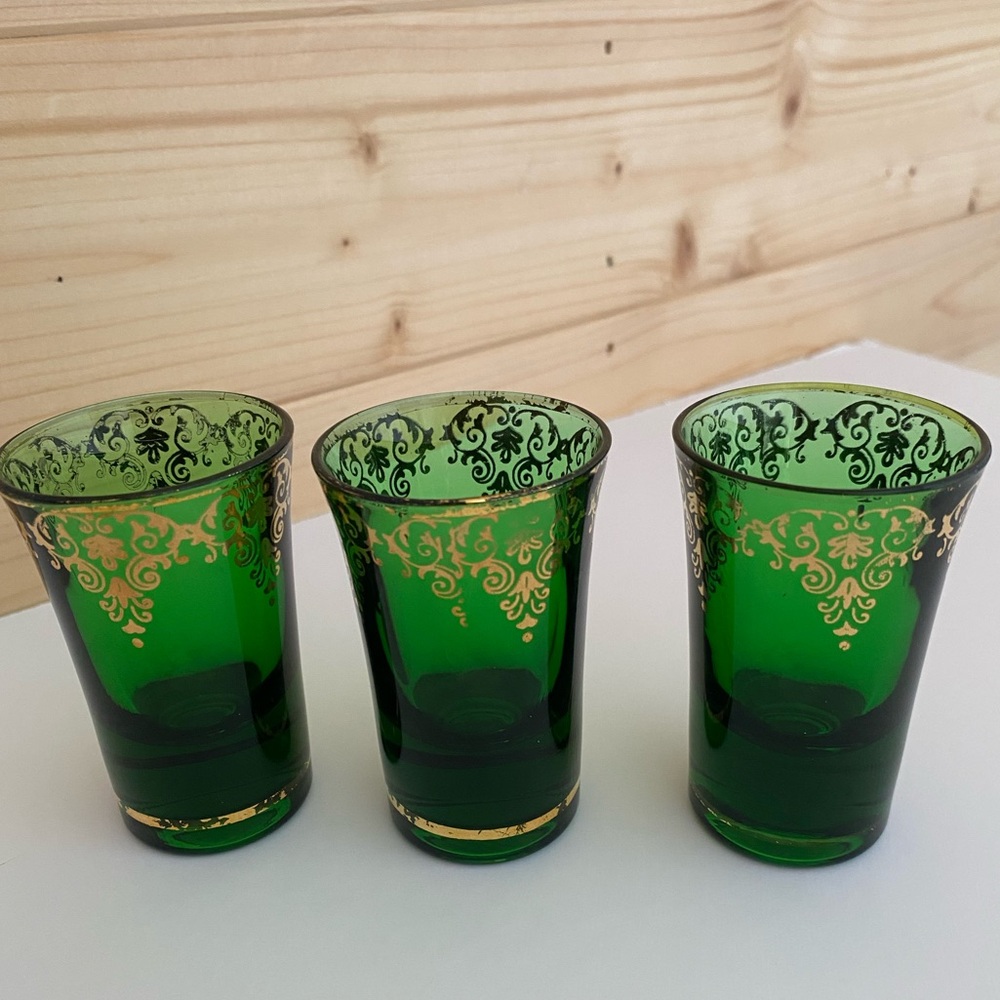 Vintage Emerald Green Gold Accent Shot Glasses Mid Century Barware Retro - Picture 3 of 8
